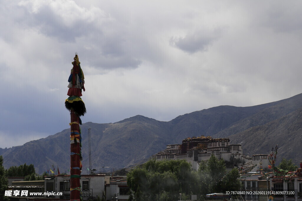 藏区经幡与远山景观