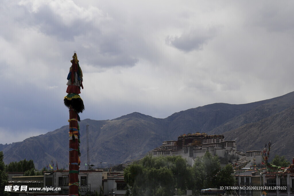 藏区独特经幡与远山景观