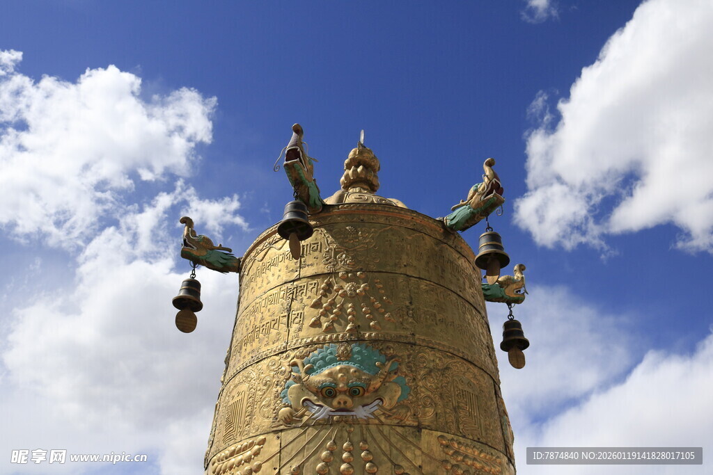 藏式经筒 蓝天白云下的信仰