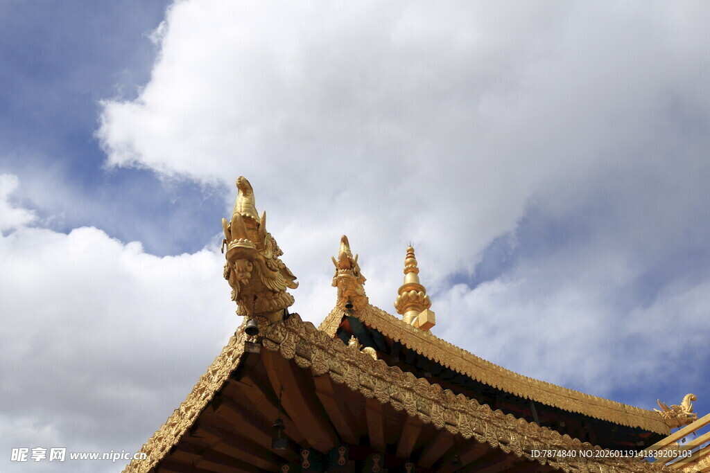 藏式建筑屋顶的金色装饰