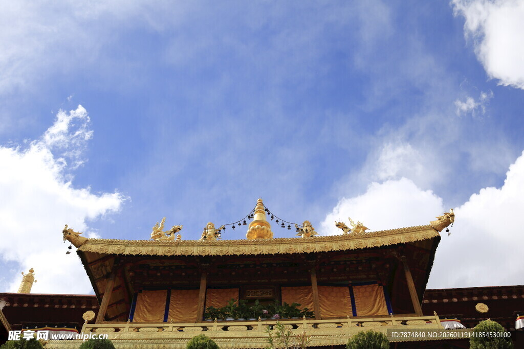 藏式金顶庙宇 蓝天白云下