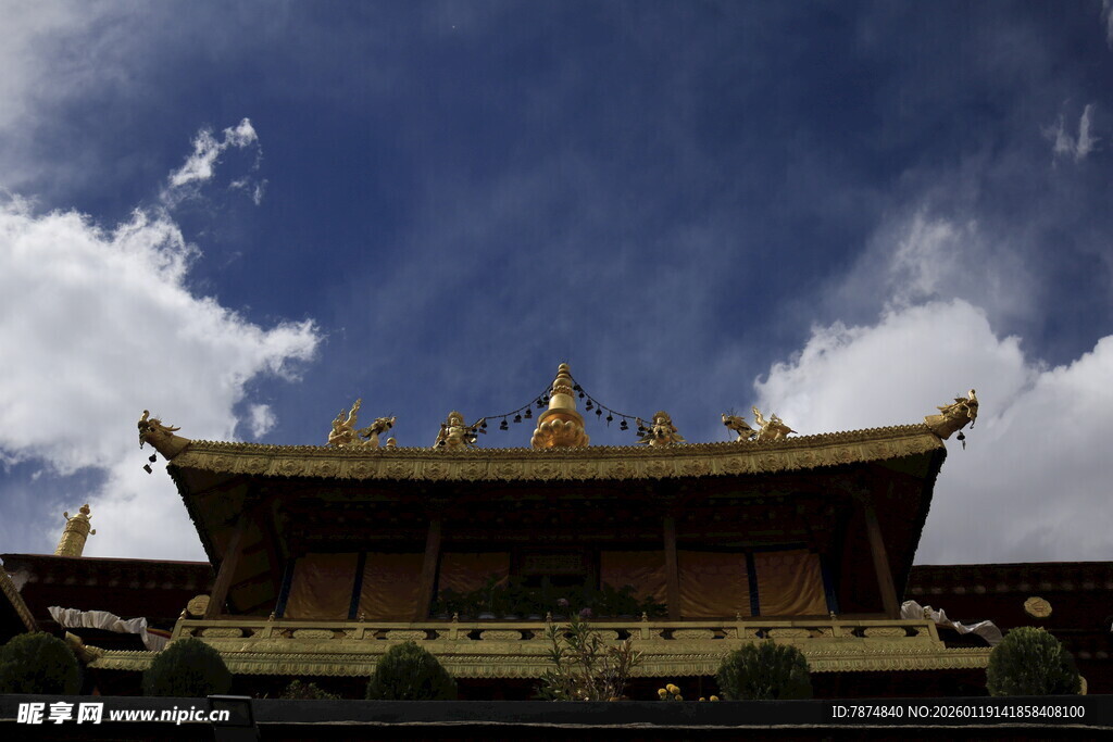 藏式金顶建筑 蓝天相伴