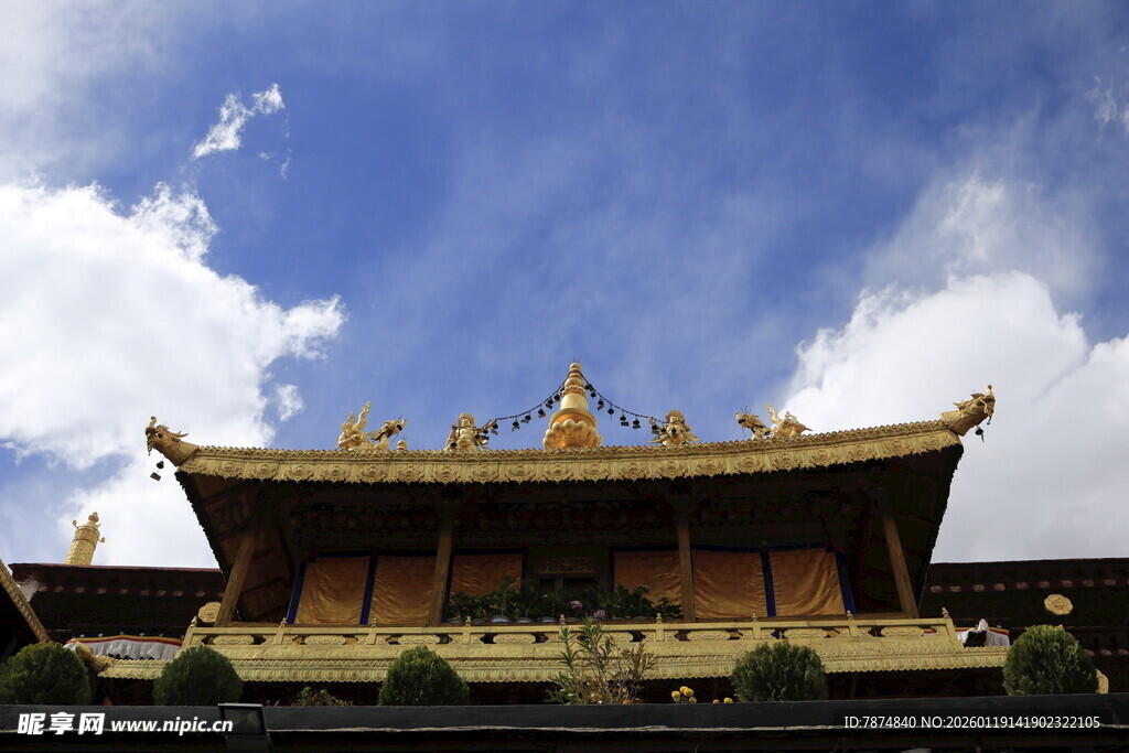中式古建筑 蓝天白云下
