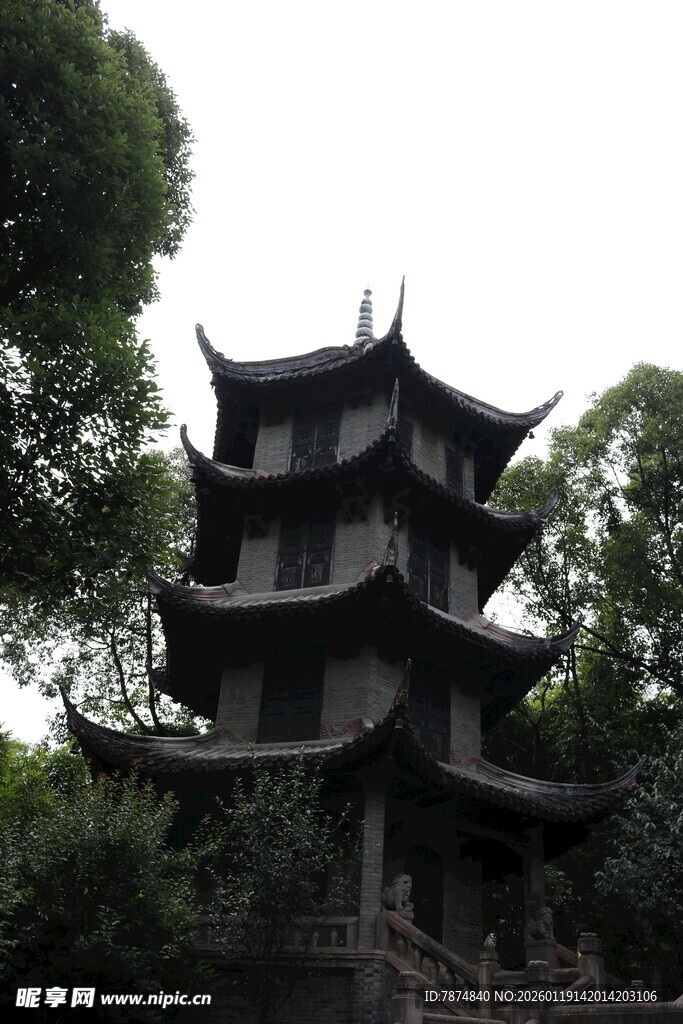 中式古亭隐于葱郁林木间