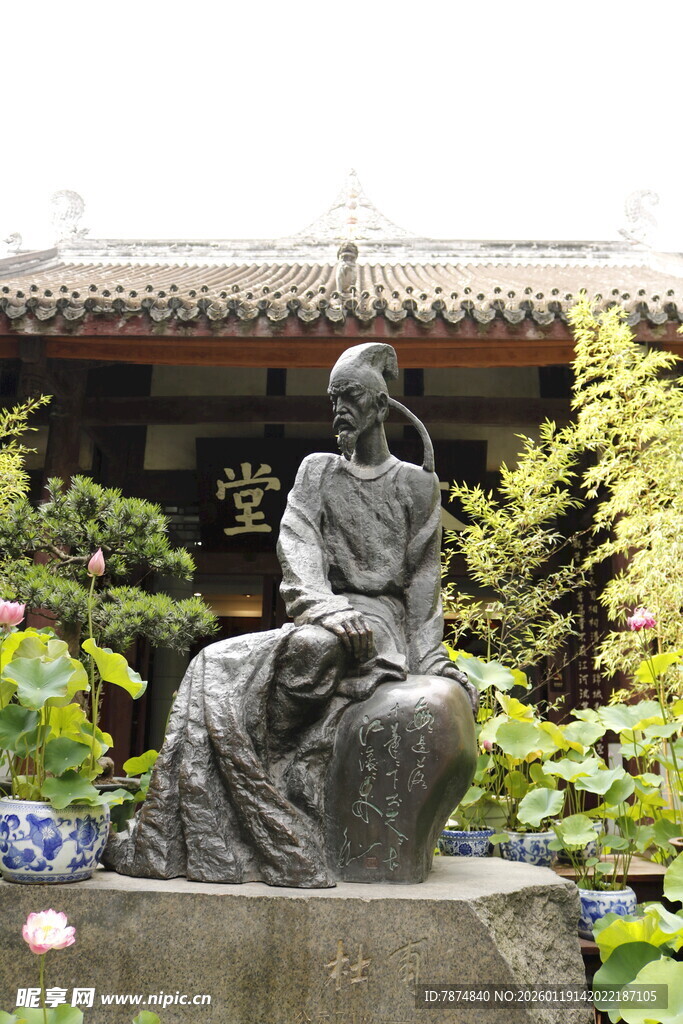 古代人物雕像 绿植环绕