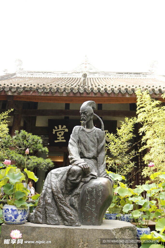 庭院中的人物雕塑
