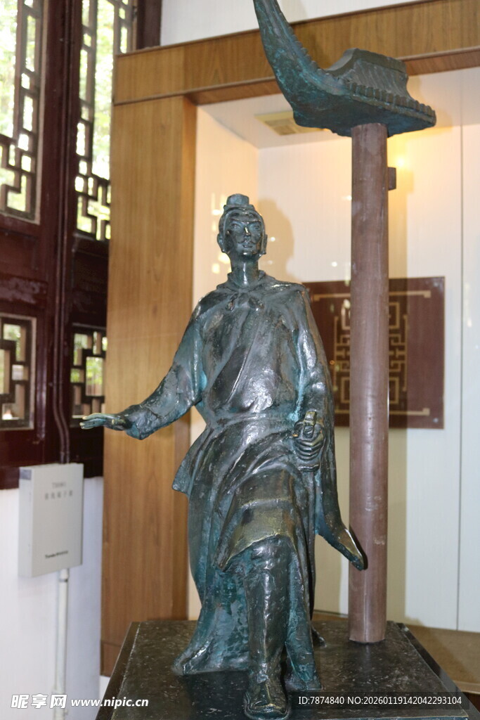 室内人物雕像展示