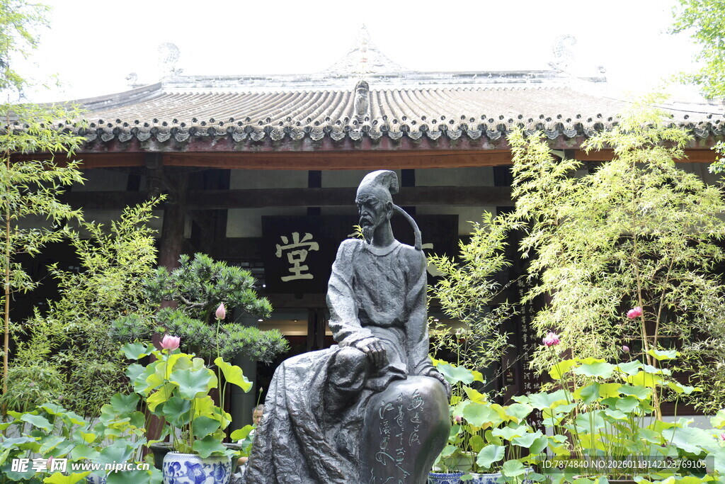 庭院中的古典人物雕像