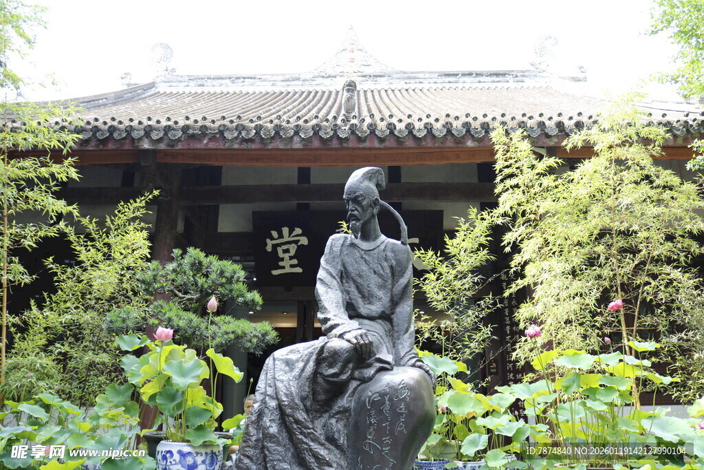 庭院中的古典人物雕像