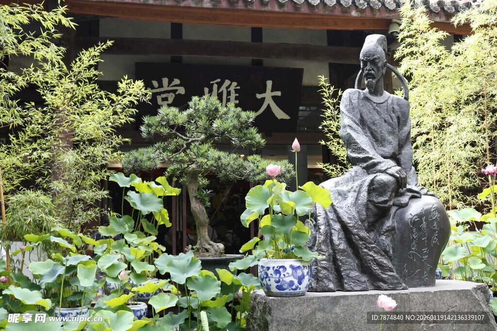 庭院中的人物雕像