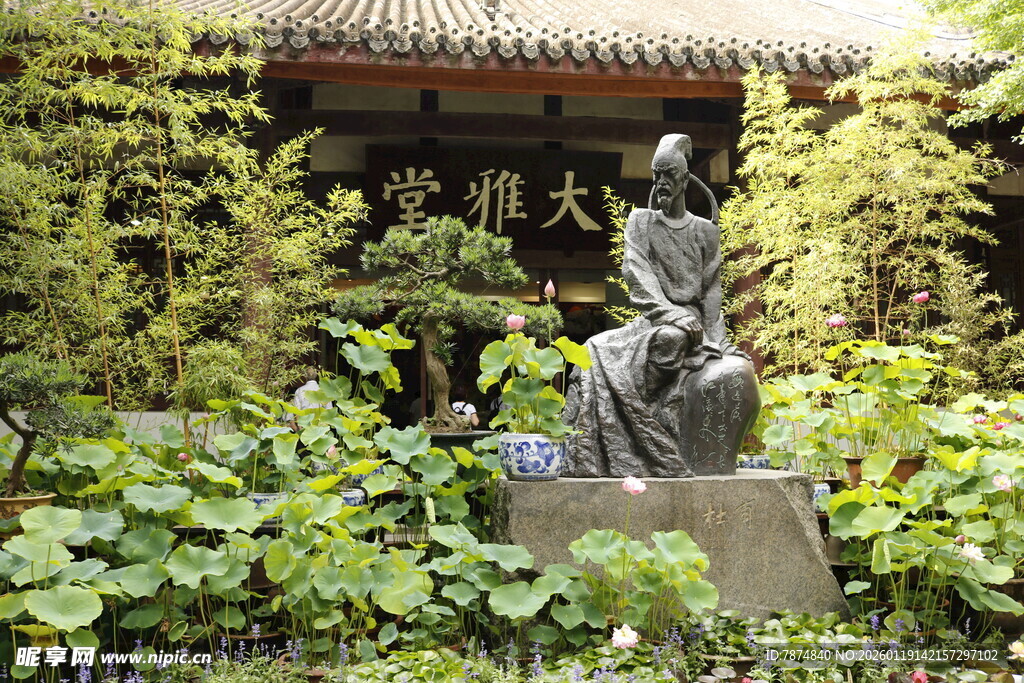 大隐于绿植中的古朴雕像