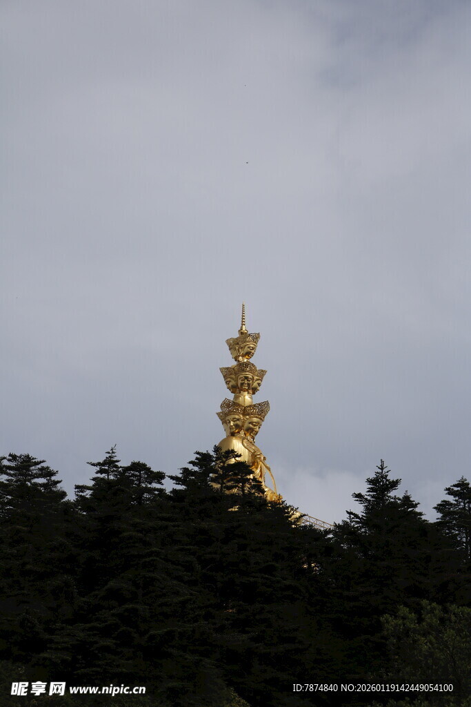 山顶金色宝塔隐于林间