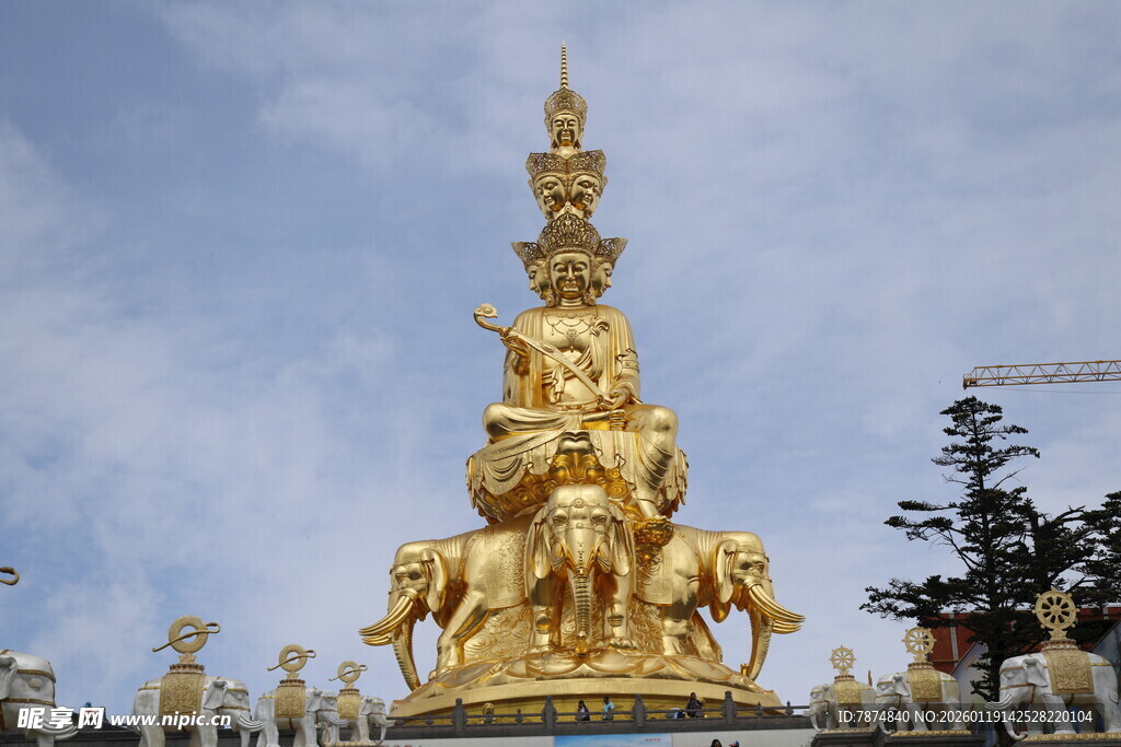 金色多兽雕塑 屹立蓝天之下