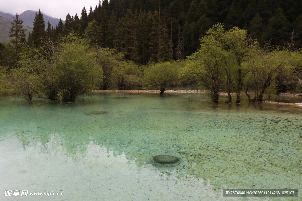 清澈秀丽的山间幽蓝湖水