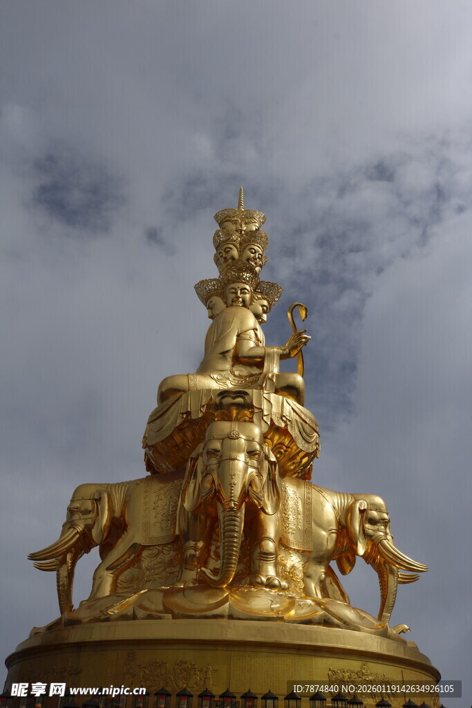 金色雕塑 尽显华丽庄严