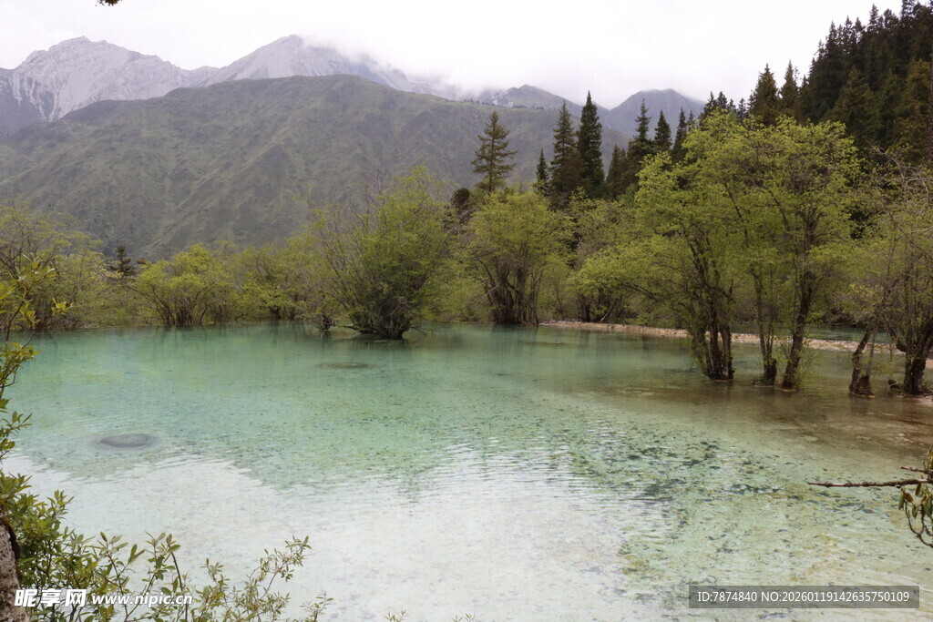 山间碧绿湖水美景