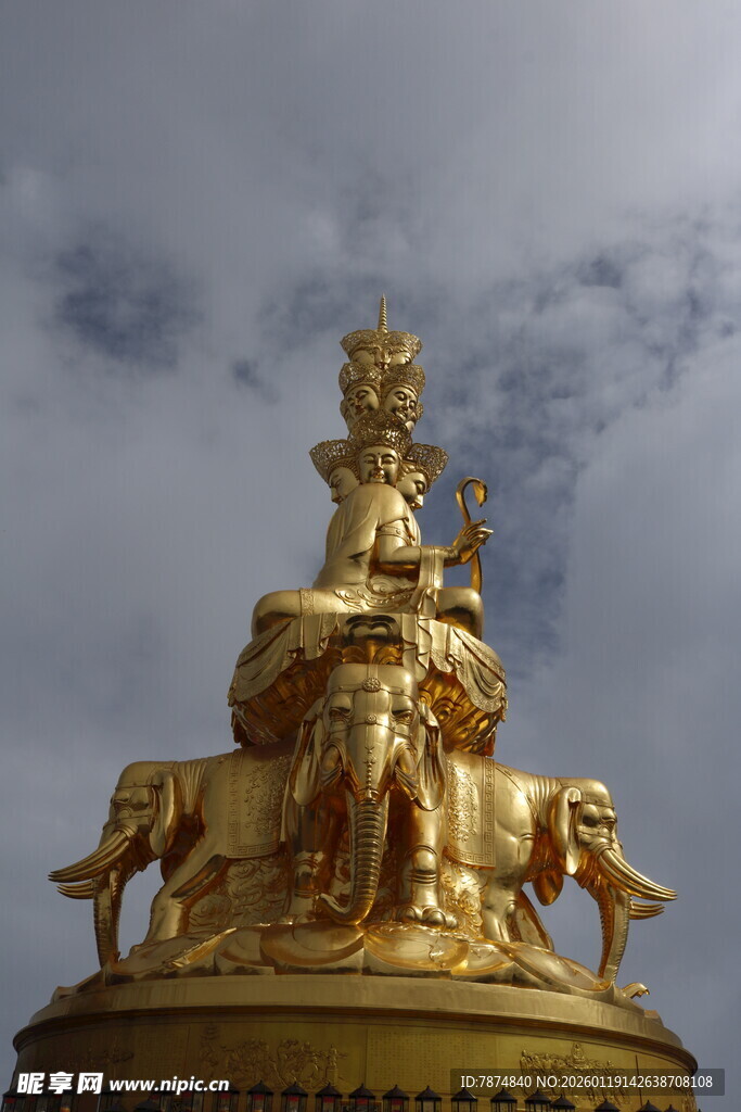 金色雕塑 尽显艺术之美