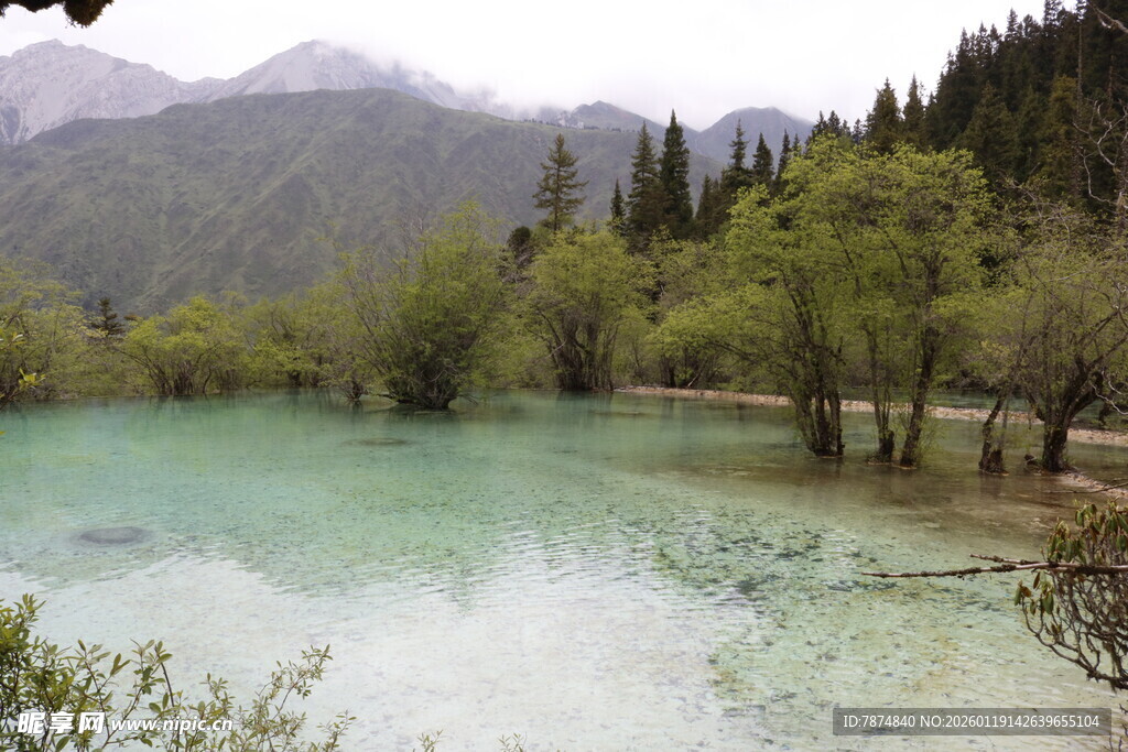 秀丽山水间的澄澈湖泊