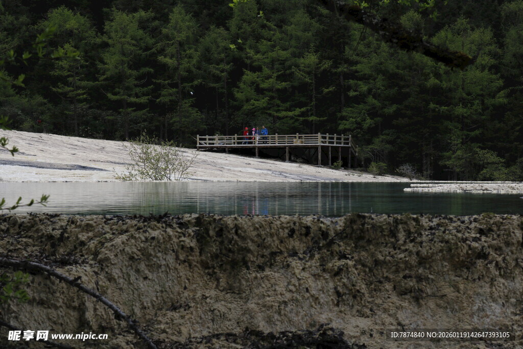 山间静谧小湖与周边景致