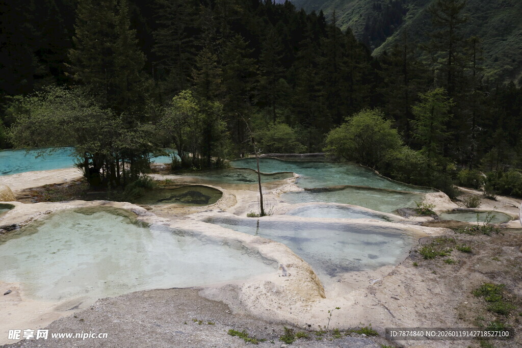 梦幻多彩的山间温泉景观