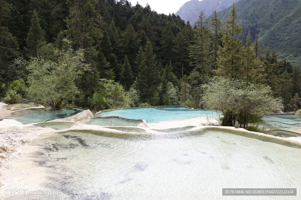 梦幻蓝白相间的山间彩池