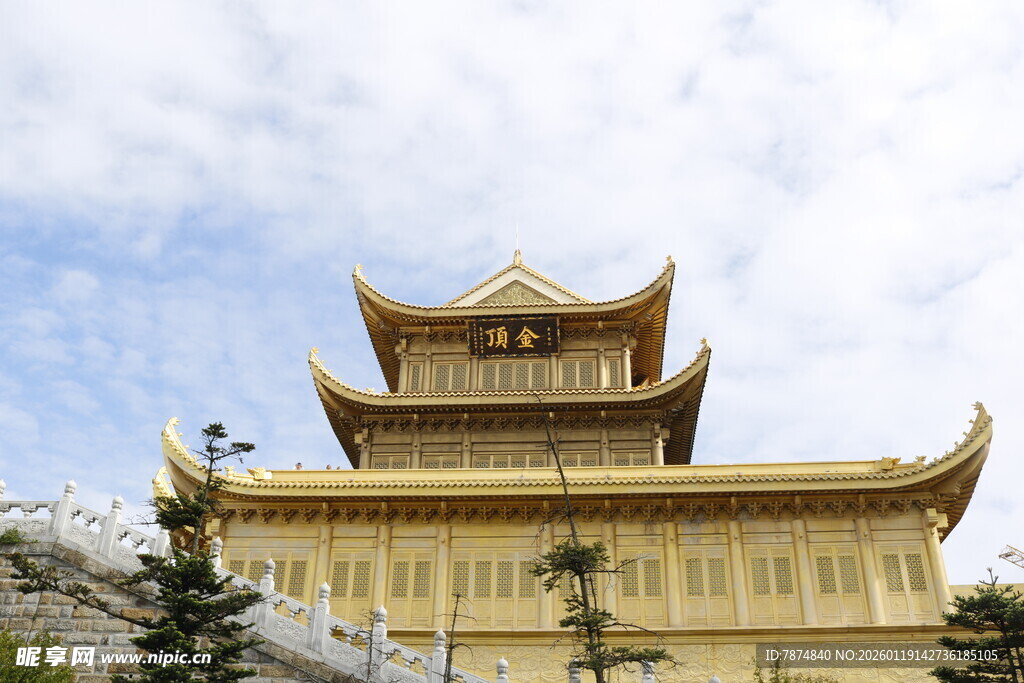 金色多层古建筑