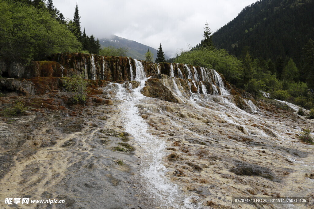 山间钙化瀑布自然景观