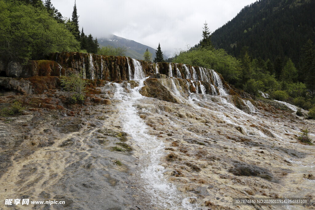山间多彩钙化瀑布景观
