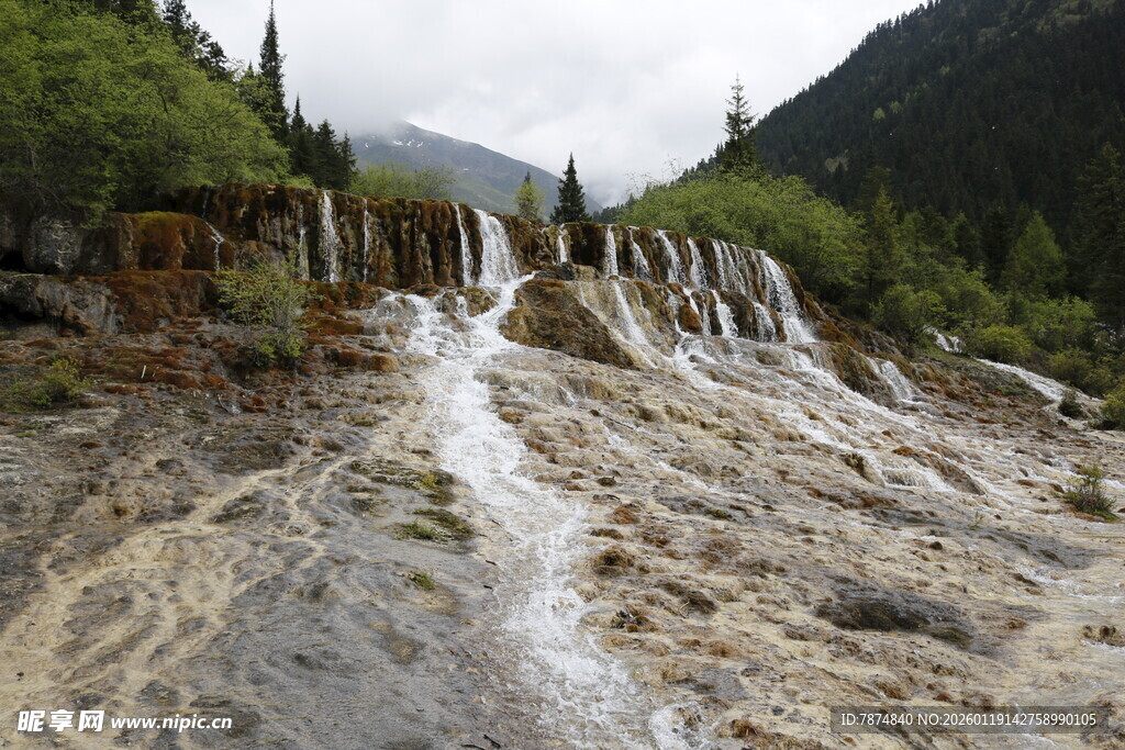 山间多彩瀑布景观