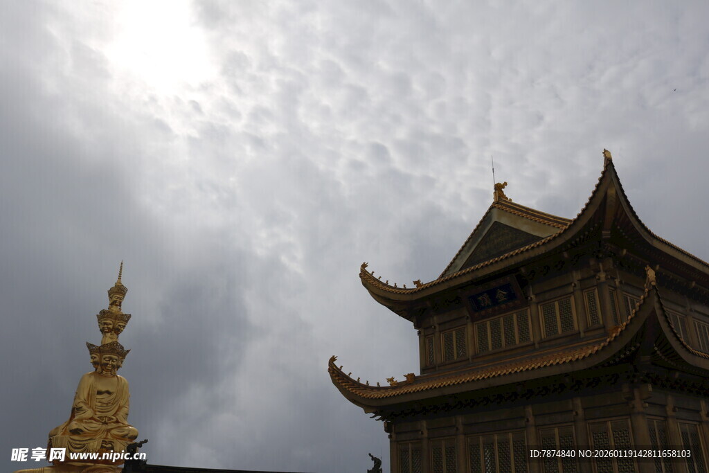 中式古建筑与阴沉天空