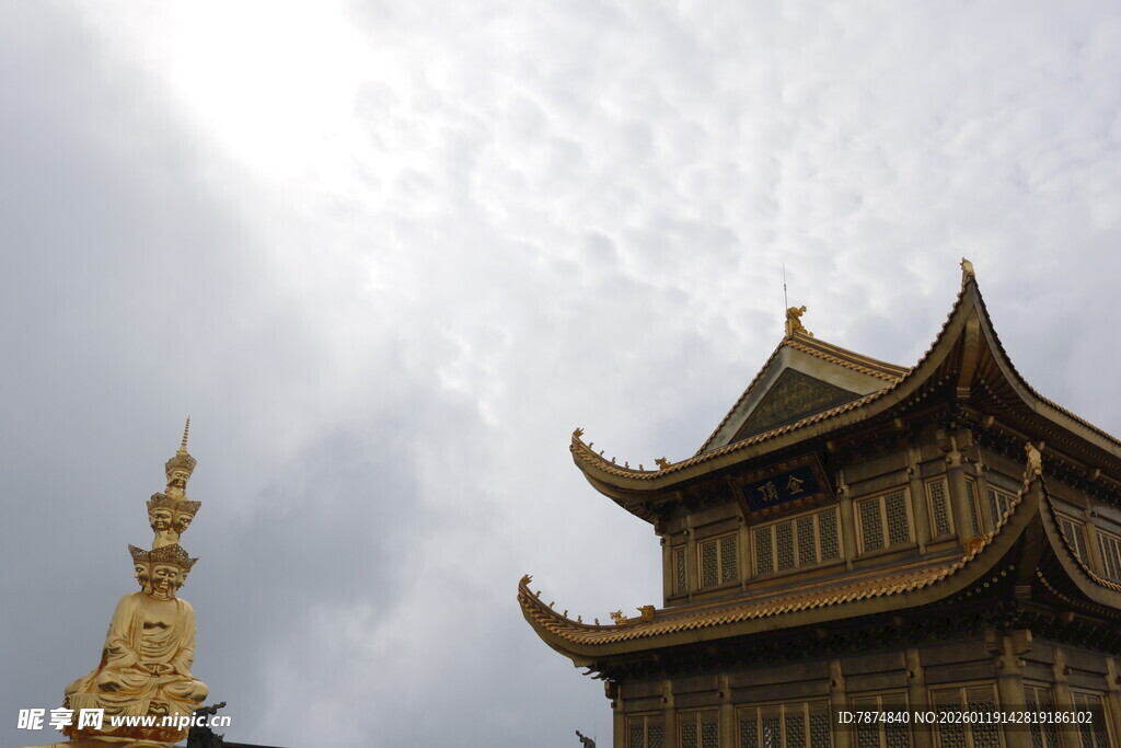 中式古建筑屋顶与金塔