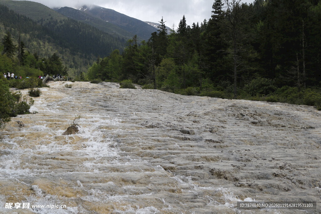 山间湍急河流景观