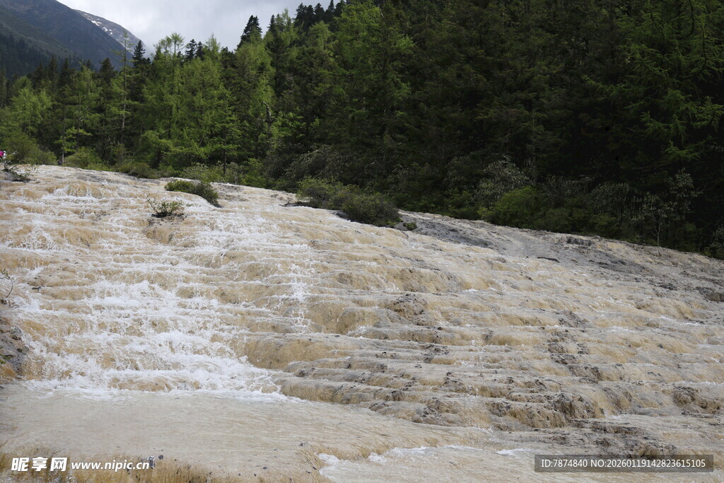 壮观的山间瀑布景观