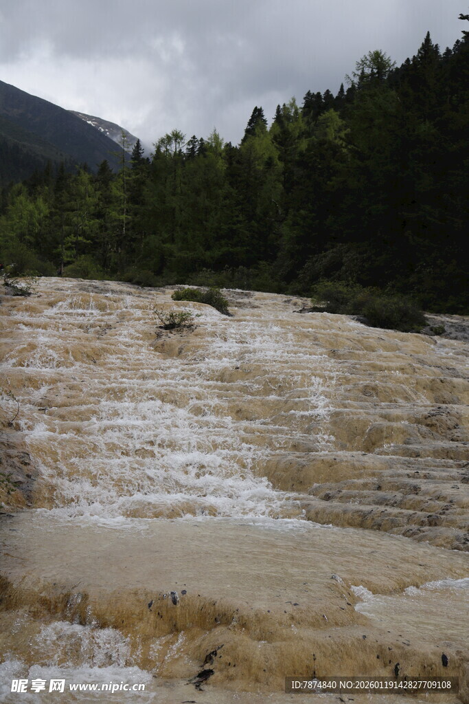 壮观的自然钙化瀑布景观