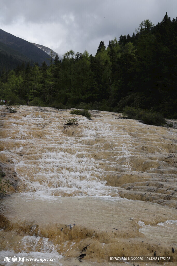 湍急浑浊河流穿山林