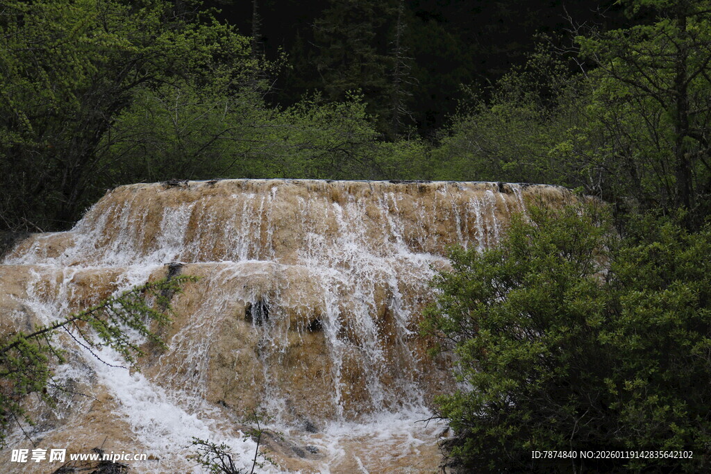 壮观瀑布 山林间的自然美景