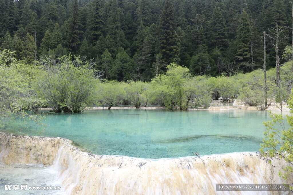 九寨沟绝美蓝绿色湖水景观