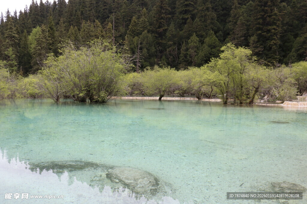 清澈碧绿的山间湖泊