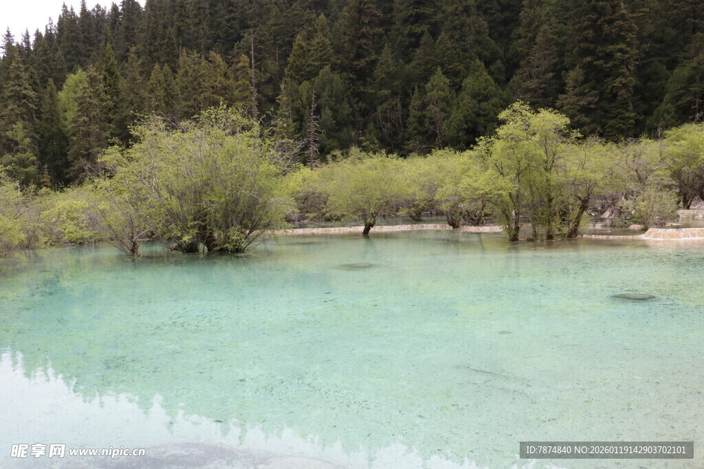 清澈碧绿的山间湖泊