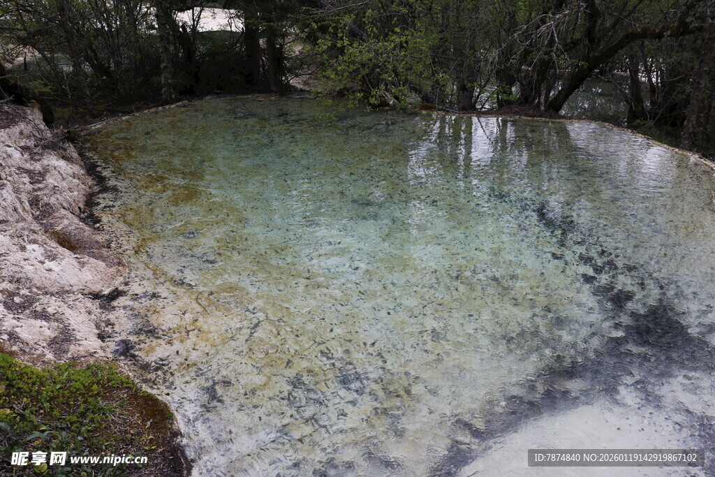 山间清澈见底的幽美水潭
