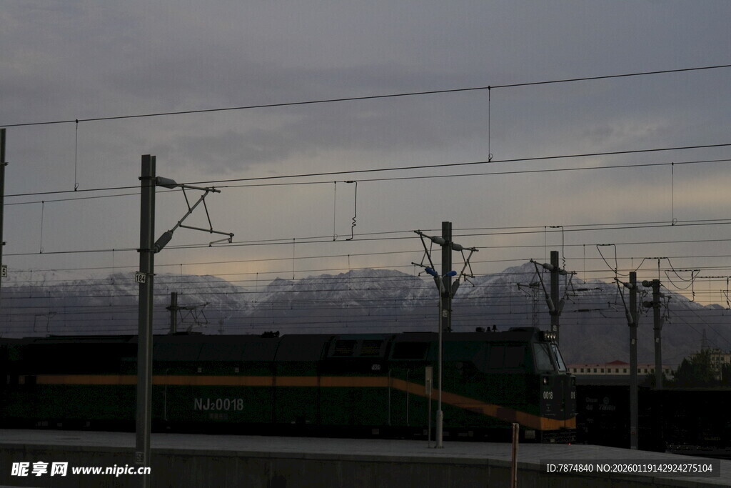 车站边的绿皮火车