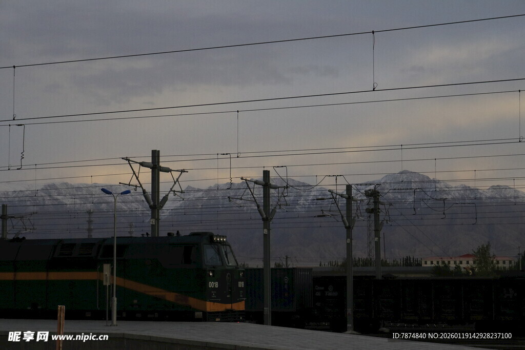 黄昏下的铁路与远处山峦