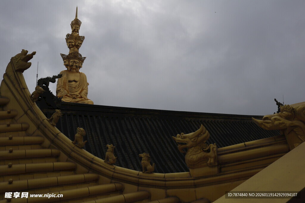 屋顶工人进行修缮工作