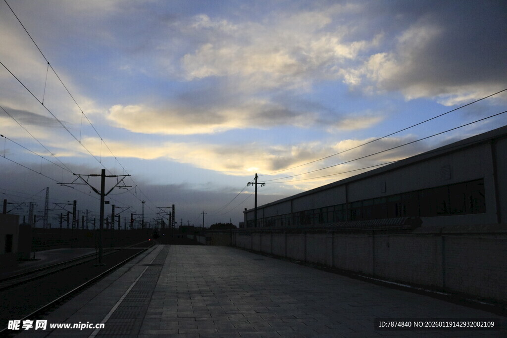 黄昏下的空旷道路与建筑