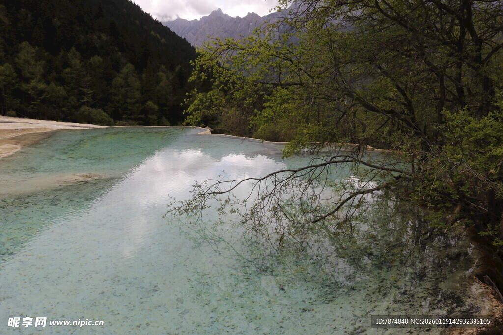 山间清澈碧绿的秀丽湖水