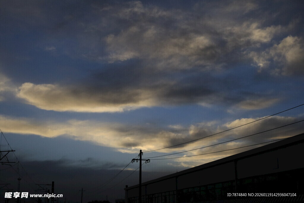 黄昏下的天空与建筑轮廓