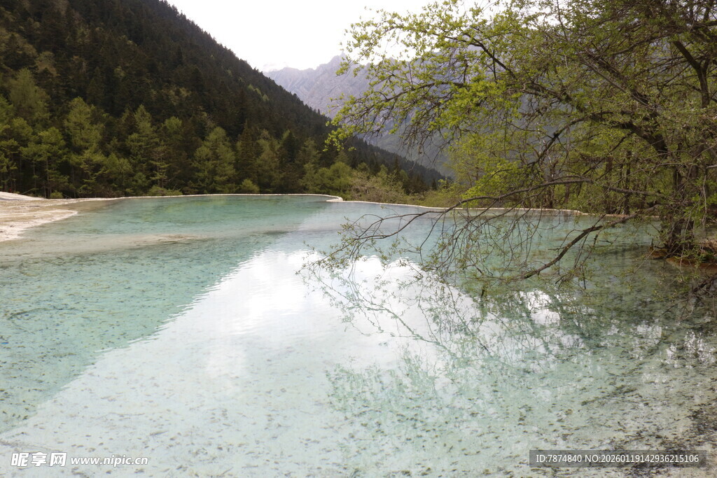 山间清澈碧绿的静谧湖水