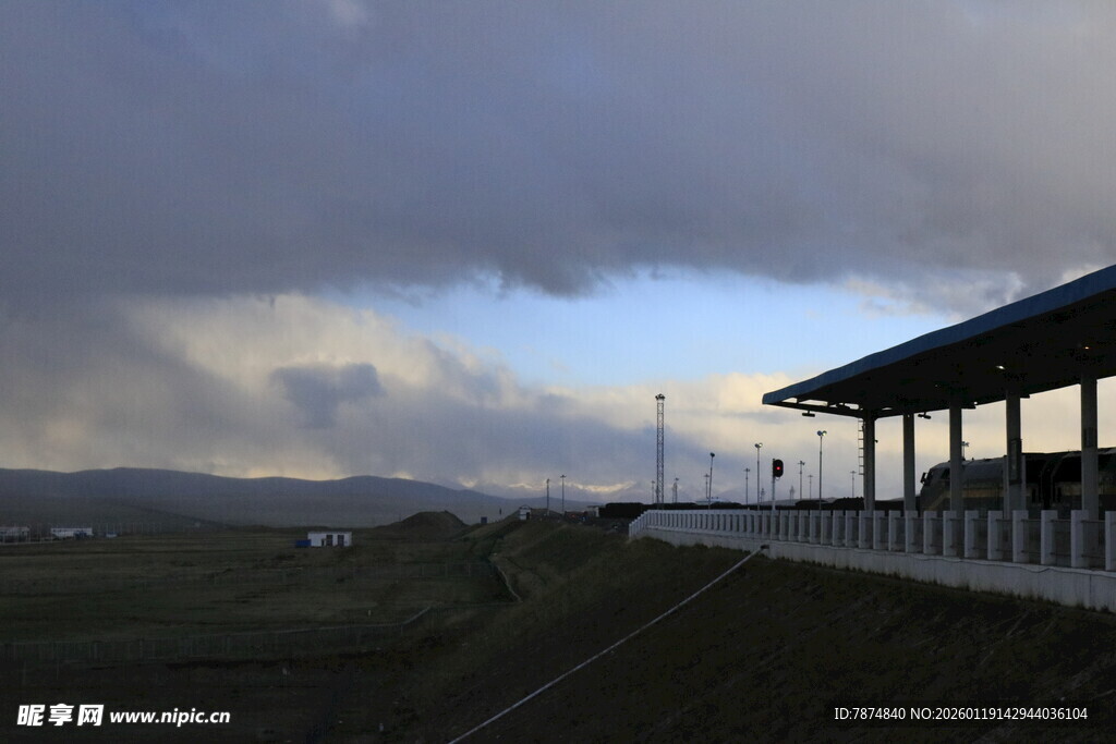 黄昏下的站台景色