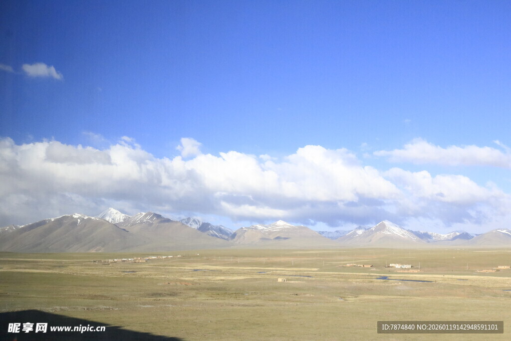 辽阔草原上的蓝天白云雪山