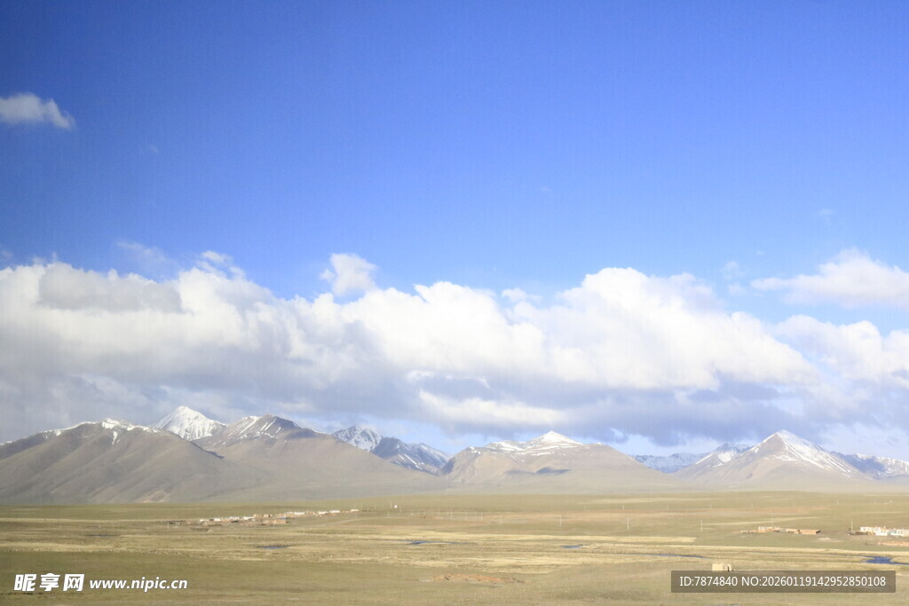 蓝天白云下的壮丽山脉